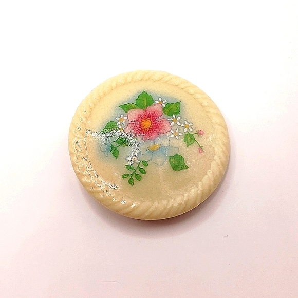 Avon Flowers Round Brooch White Ceramic Vintage - Picture 3 of 5